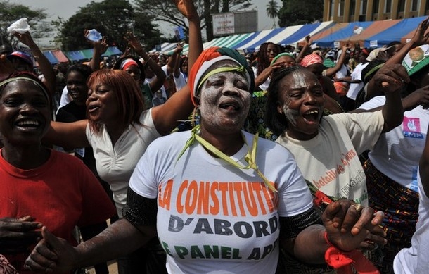Mission UA: Un millier de jeunes anti-Compaoré à l`aéroport d`Abidjan