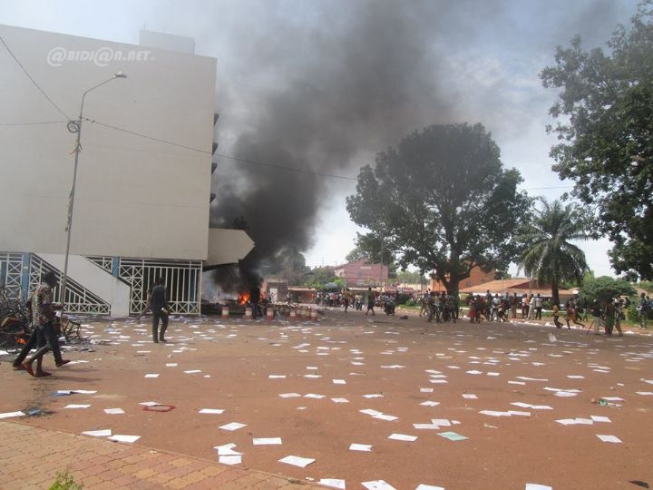 Burkina Faso : face au soulèvement populaire, le gouvernement annule le projet de révision de la Constitution