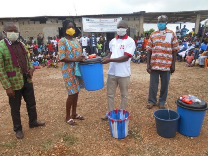 COVID-19 : Des enfants de Bouaflé reçoivent du matériel de protection