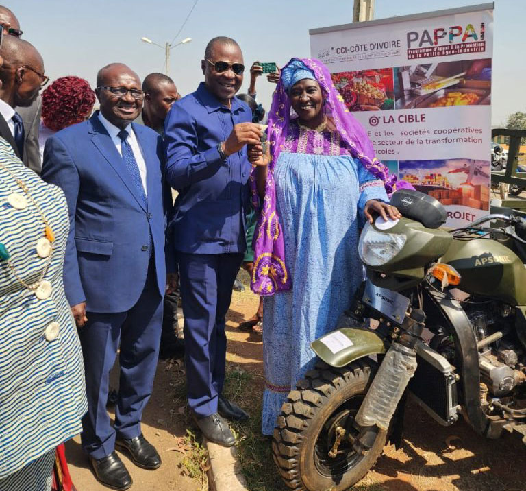 Bouaké / appui des acteurs de l'agro-industrie: 23 bénéficiaires issus des entreprises du PAPPAI 2 dotés de motos tricycles.