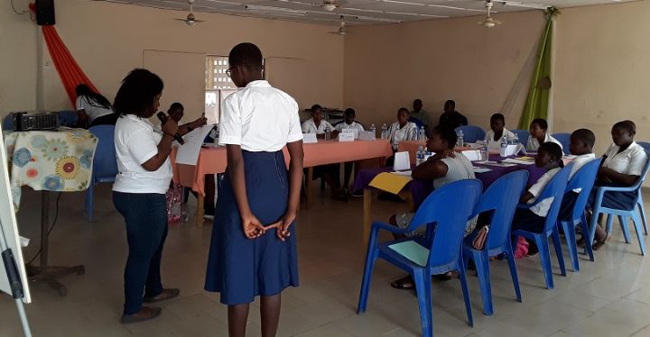 Des jeunes filles scolarisées instruites sur les techniques de médiation et de gestions pacifique des conflits