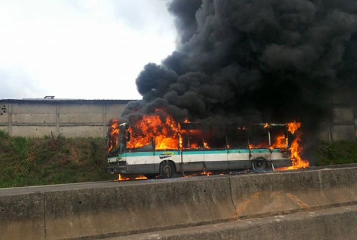 Côte d’Ivoire : violences nocturnes à Yopougon, un bus SOTRA incendié