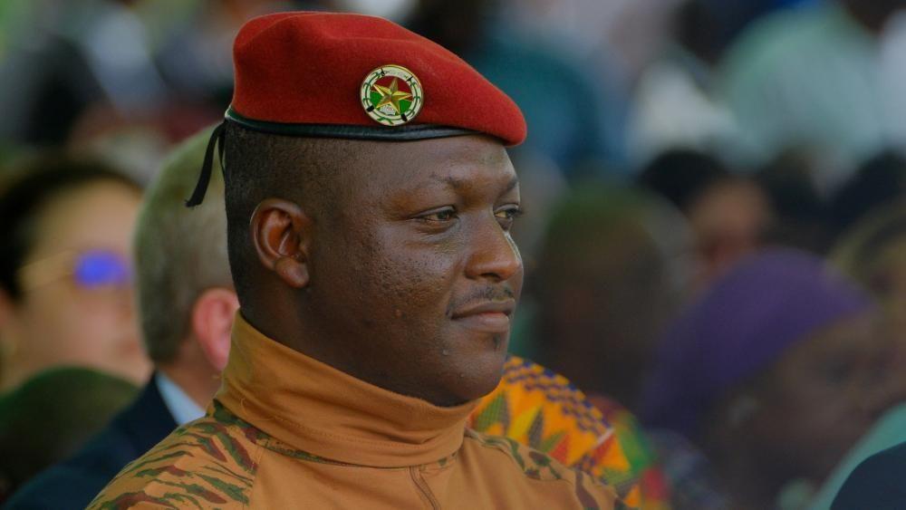 Les dirigeants militaires du Burkina Faso suppriment la commission électorale et prennent le contrôle des futurs scrutins