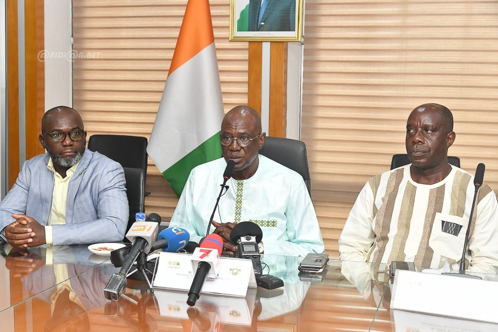 Cacao: l’Organisation interprofessionnelle agricole (OIA) félicite le gouvernement pour les « efforts de fixation d’un prix décent » aux producteurs