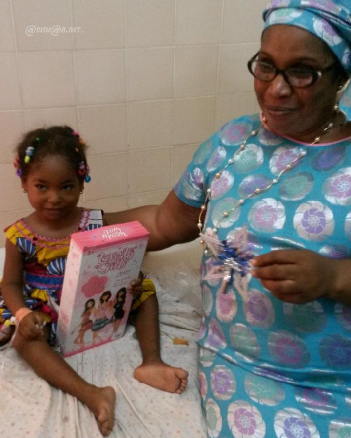 Noël à la pédiatrie du CHU de Treichville/ Mme Madeleine KOULA au chevet des enfants malades