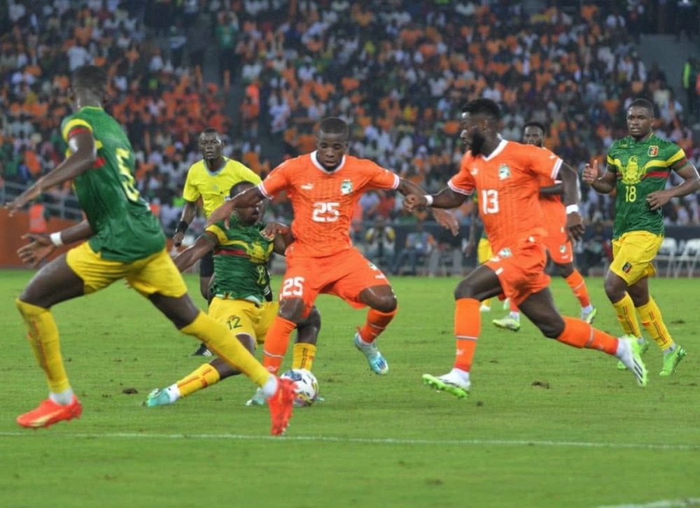 CAN 2023/Football: la mauvaise qualité de la pelouse du stade d'Ebimpé fait interrompre le match Côte d'Ivoire-Mali