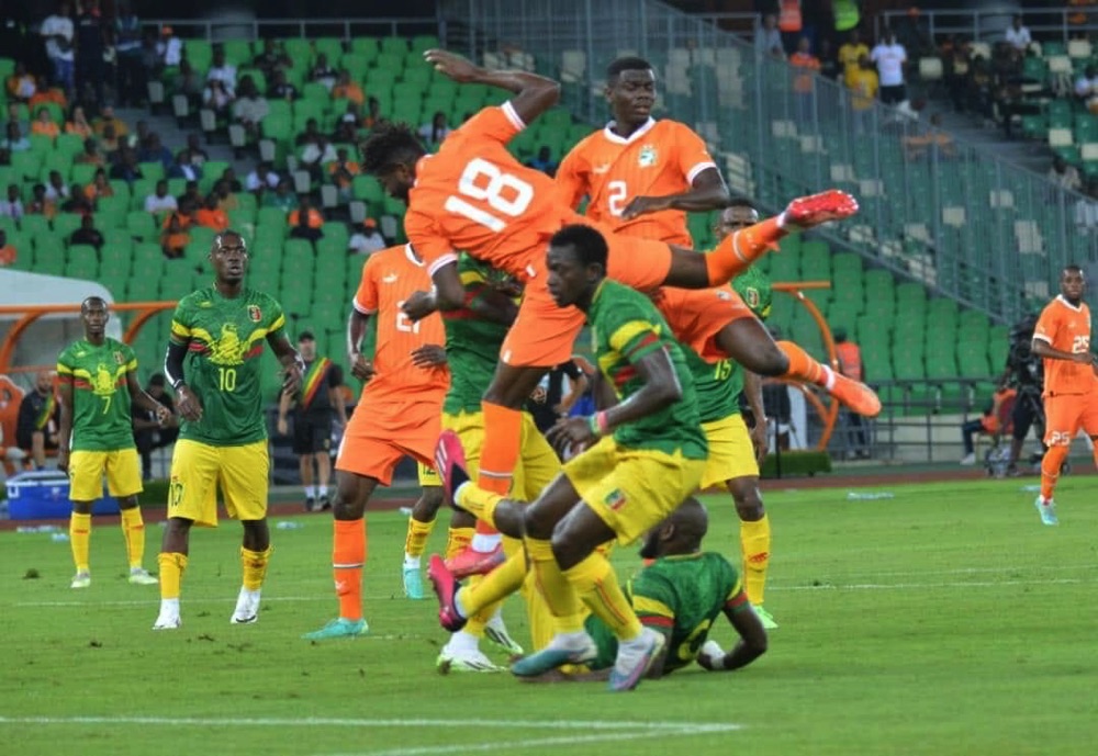 CAN 2023/Football: la mauvaise qualité de la pelouse du stade d'Ebimpé fait interrompre le match Côte d'Ivoire-Mali