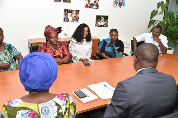 Dominique Ouattara vient en aide à une jeune fille souffrant du cancer de sein