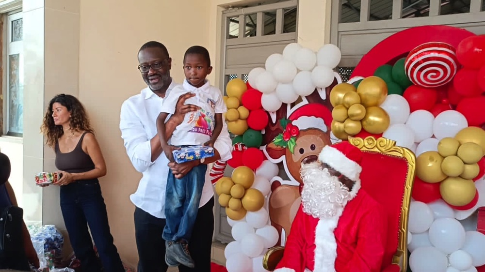 Célébration de la fête de Noël : Tidjane Thiam cadeaute les tout-petits de Yopougon Mossikro