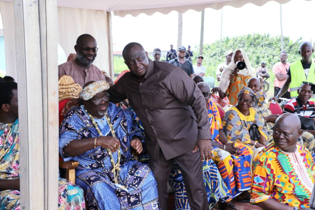 Célébration des actions sociales et de solidarité dans le Sud-Comoé à Grand Bassam : le ministre d’Etat, Adjoumani rend hommage au Roi Kanga Assoumou de Moossou