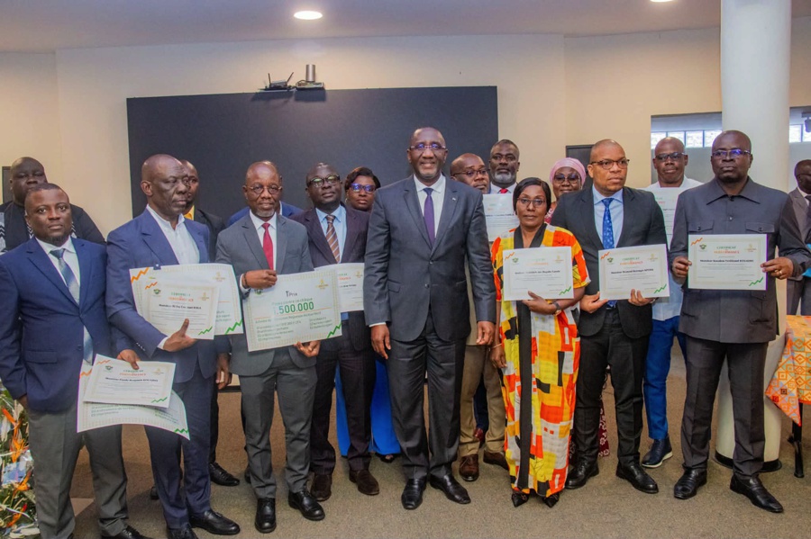 Célébration du mérite : le Ministre Souleymane Diarrassouba préside la cérémonie de récompense des 2ième et 3ième du Prix National d’Excellence 2025 et de plusieurs Directeurs régionaux