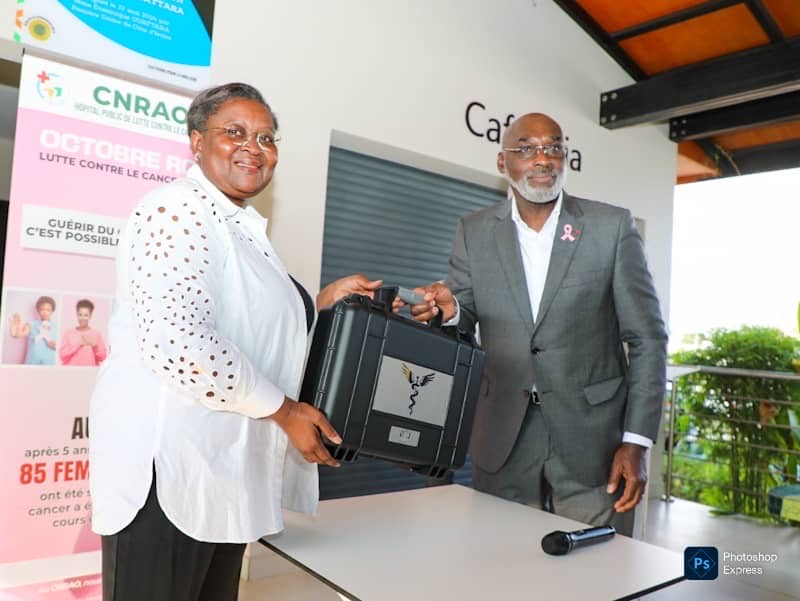 Centre National de Radiothérapie et d’Oncologie : le Maire Jean-Marc Yacé offre du matériel médical