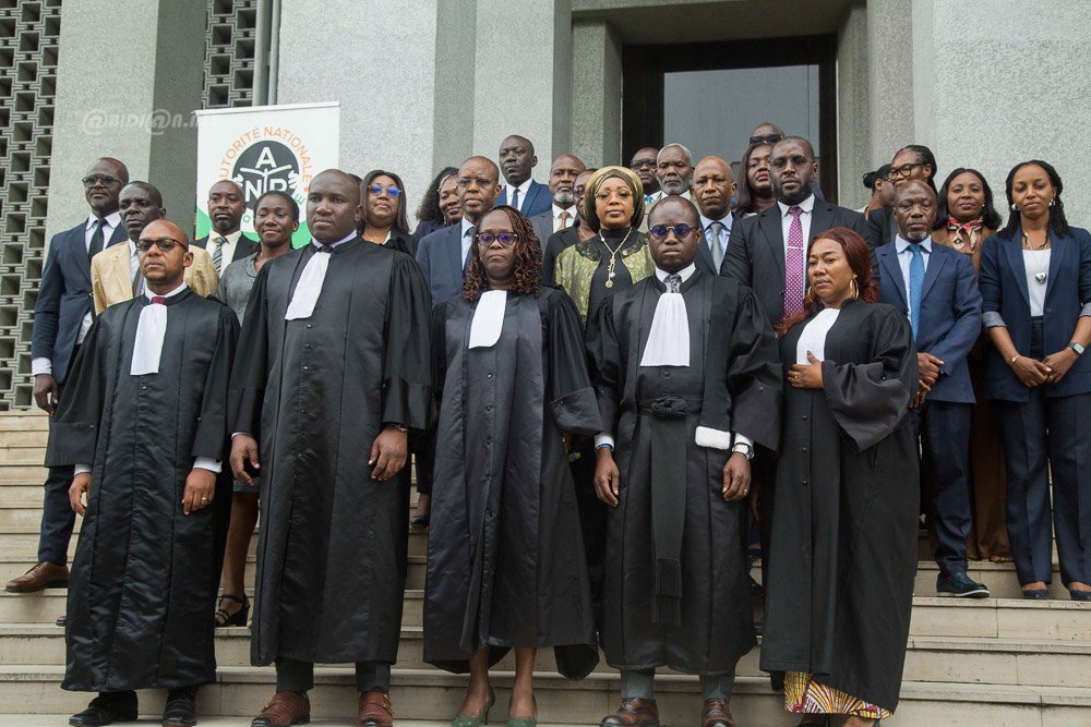 Presse : 22 membres du comité de monitoring de l'ANP et deux experts judiciaires prêtent serment devant le tribunal de 1ère instance d'Abidjan