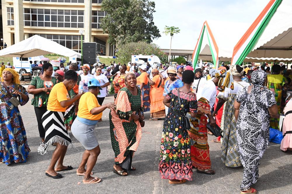 Yamoussoukro/Importants dons aux femmes du district : le Ministre Souleymane Diarrassouba traduit sa reconnaissance à la Première Dame Dominique Ouattara