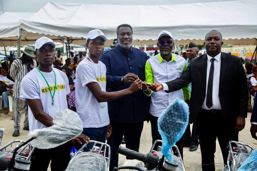 Côte d'Ivoire/ Présidentielle 2025: une association remet des véhicules Pick-ups et des motos à ses ambassadeurs pour promouvoir la paix