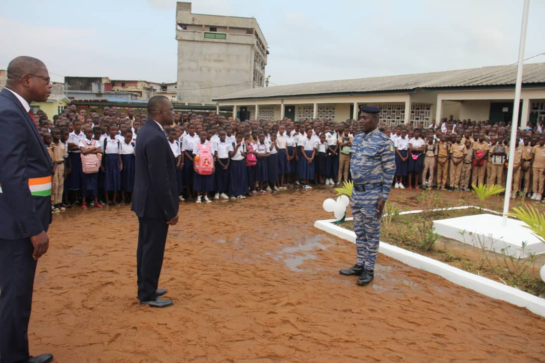 Cérémonie d’honneur au drapeau: le Ministre Amadou Koné communie avec les élèves à Koumassi