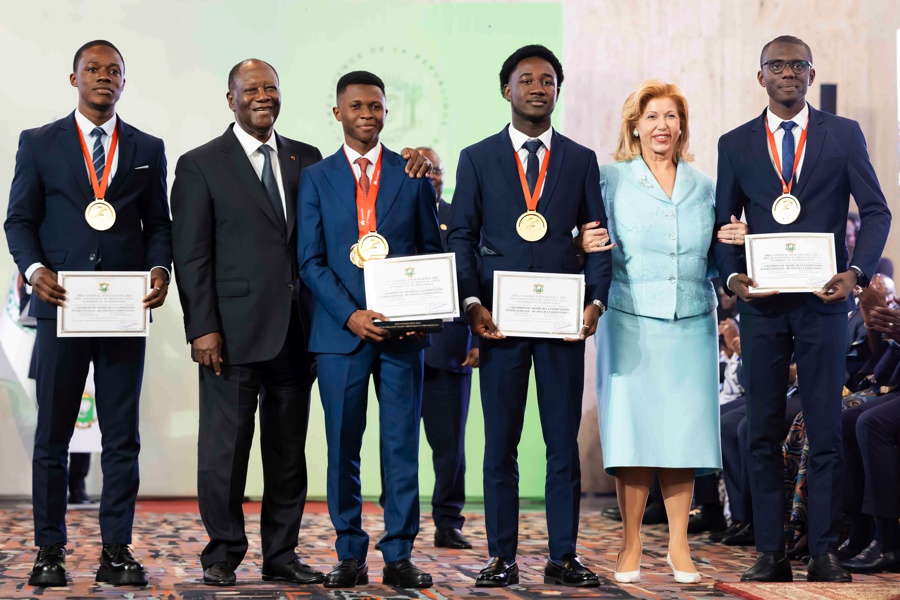 Cérémonie solennelle de remise du 12ème Prix national d'Excellence : le Président Alassane Ouattara félicite les 74 lauréats