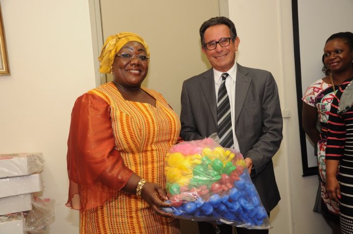 La Chambre de Commerce libanaise offre des jouets et des vivres au  ministère de la Solidarité