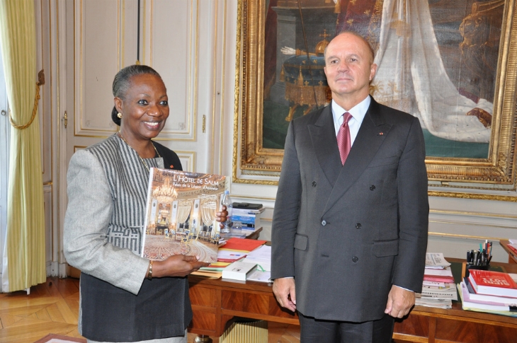 Paris: le Grand chancelier de l`Ordre national, Mme Henriette Diabaté reçue par son homologue français, le général Georgelin