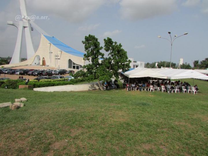 Attentats à Paris : à la cathédrale d’Abidjan, un hommage aux victimes riche en émotions