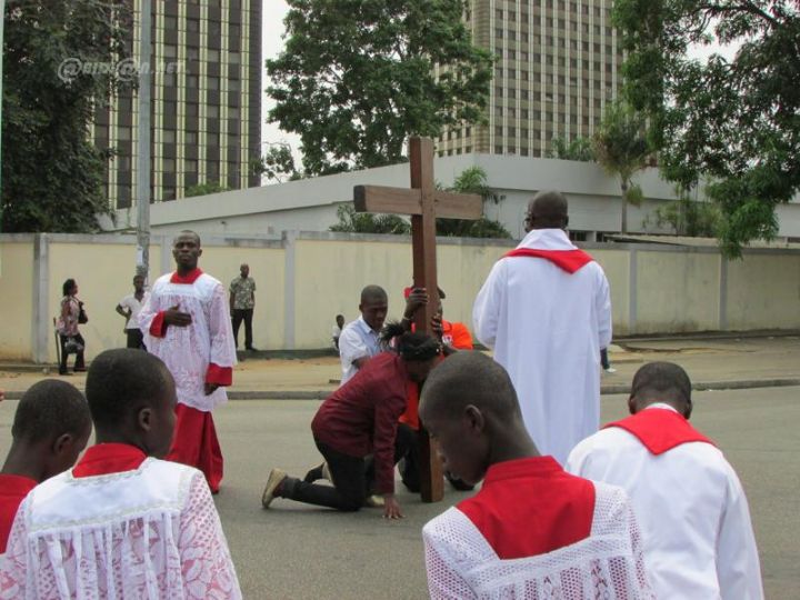 Religion: les fidèles catholiques sacrifient au rituel de la passion du Christ