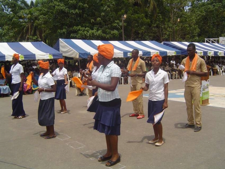 Plus de 600 filles s’insurgent contre les cheveux courts imposés dans leur lycée