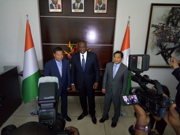 Le ministre ivoirien de la Défense reçoit une délégation chinoise