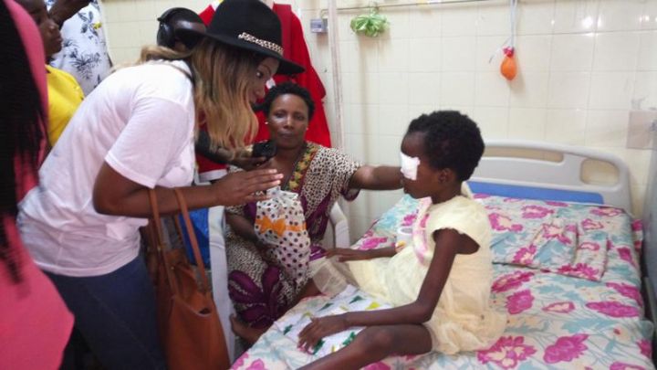 Unité d’oncologie du bloc pédiatrique du CHU de Treichville: Fréquence 2 offre un arbre de noël aux enfants