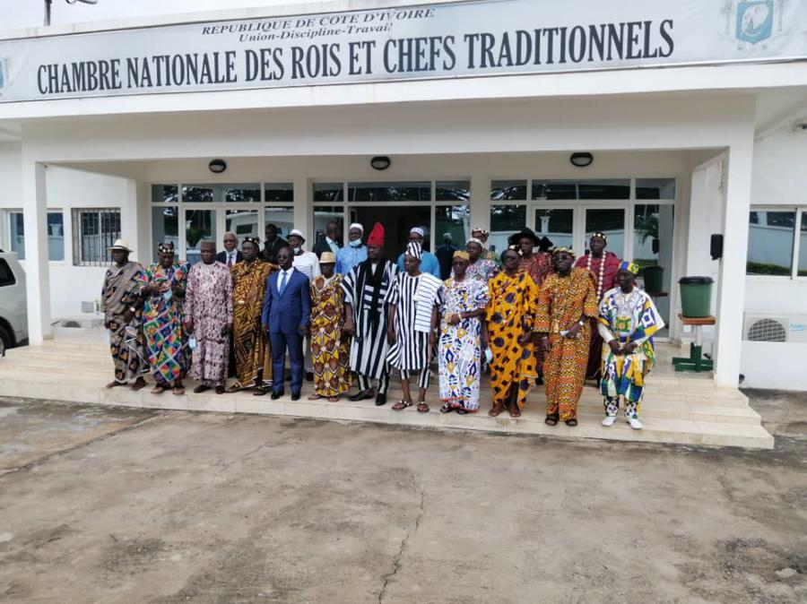 Civisme, citoyenneté et culture démocratique Les Rois et Chefs de Côte d’Ivoire outillés