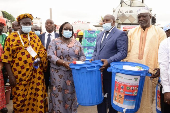 Abobo Sagbé / Madame le Ministre Anne Ouloto  aux populations lors de la cérémonie officielle de Journée Mondiale des Toilettes (JMT) :  ‘’Quand vous construisez vos cours, il faut y construire des fosses septiques ‘’