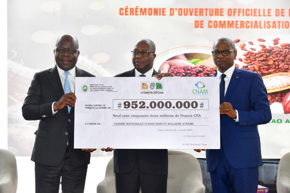 CMU : un chèque de 952 millions FCFA couvrant les cotisations des producteurs de café-cacao remis à la CNAM