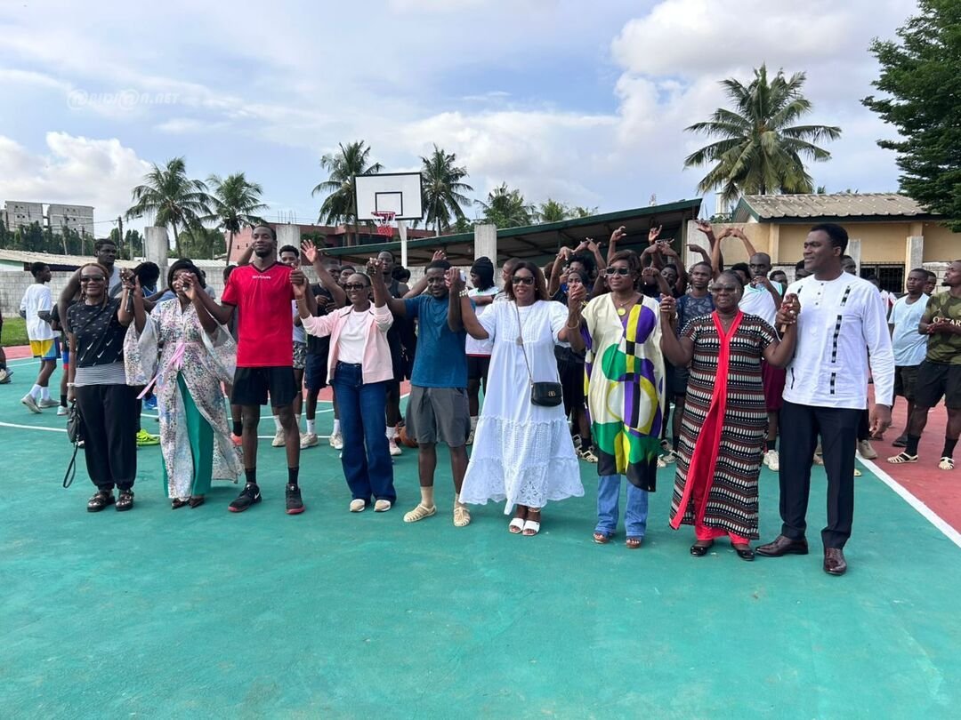 Cocody cité Génie 2000: la cité célèbre un terrain de basket rénové en présence de Mme Yolande Yacé