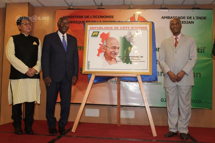 Un timbre commémoratif à l’effigie de Gandhi présenté