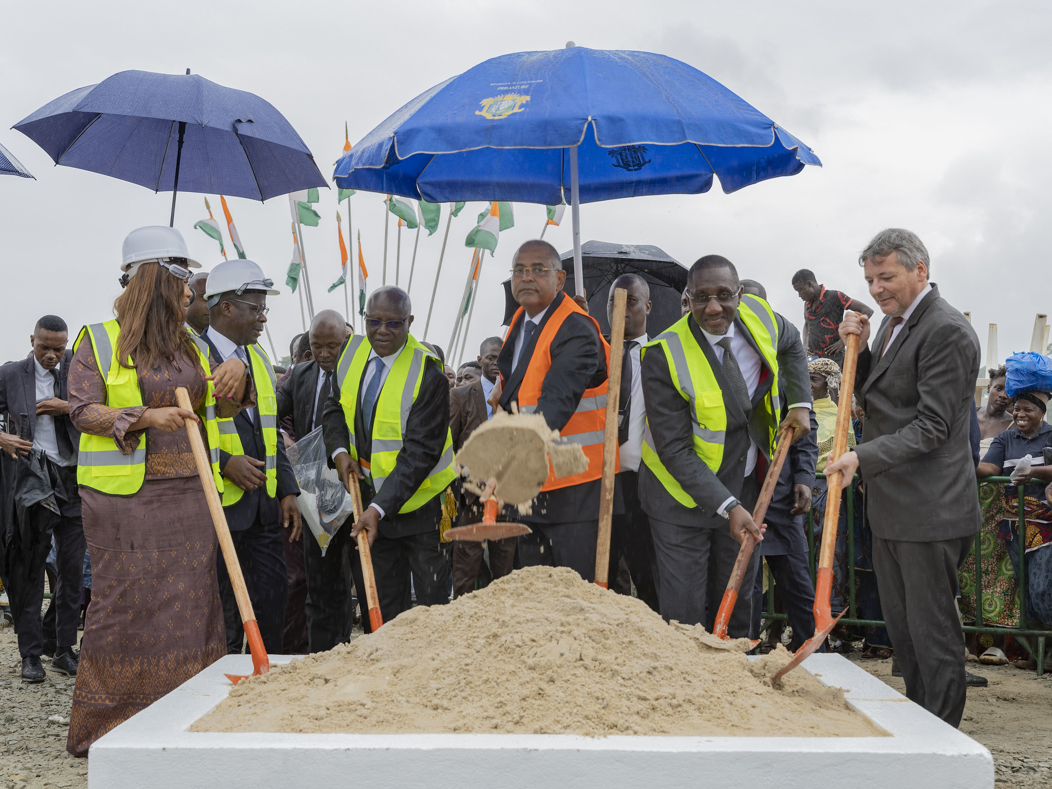 Commerce : le Premier Ministre Patrick Achi lance les travaux de construction du marché de gros et de détail de Yopougon