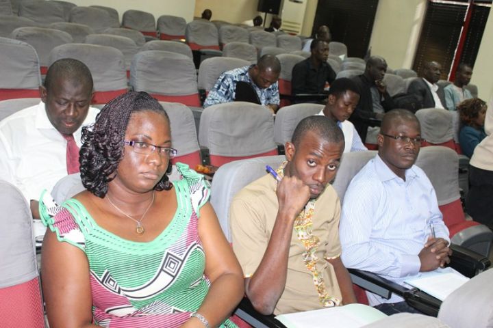 De jeunes volontaires pour l’environnement échangent sur les dispositions à prendre pour influencer la COP 21