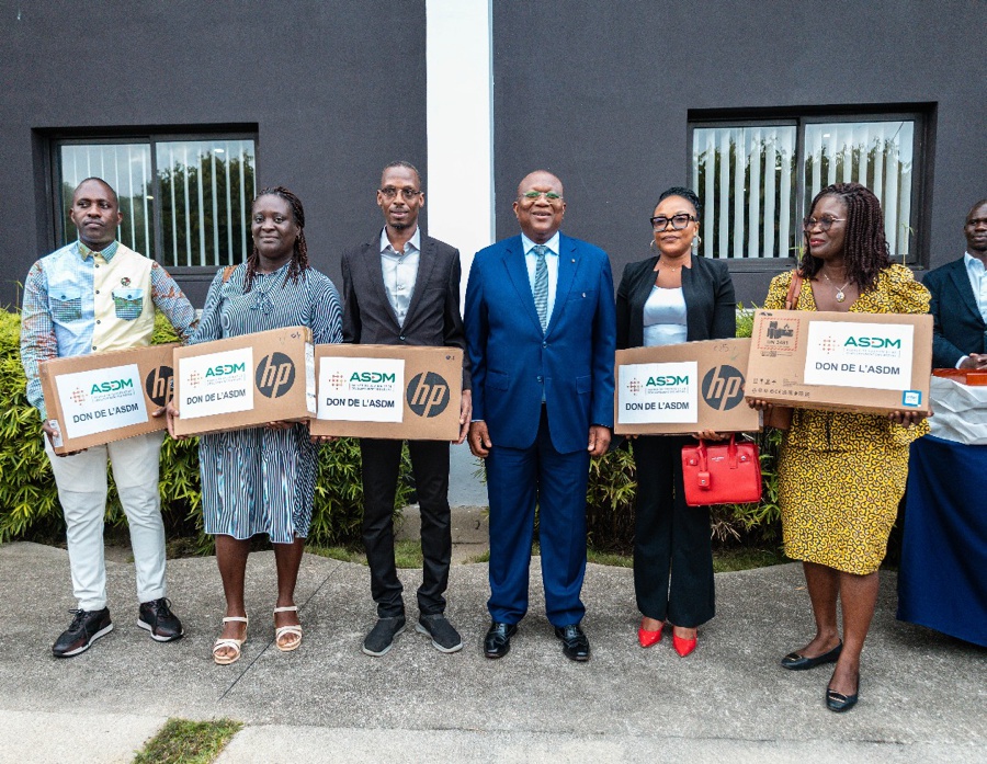 Communication : Amadou Coulibaly remet des équipements aux structures des médias et des lots aux lauréats des Prix Ebony
