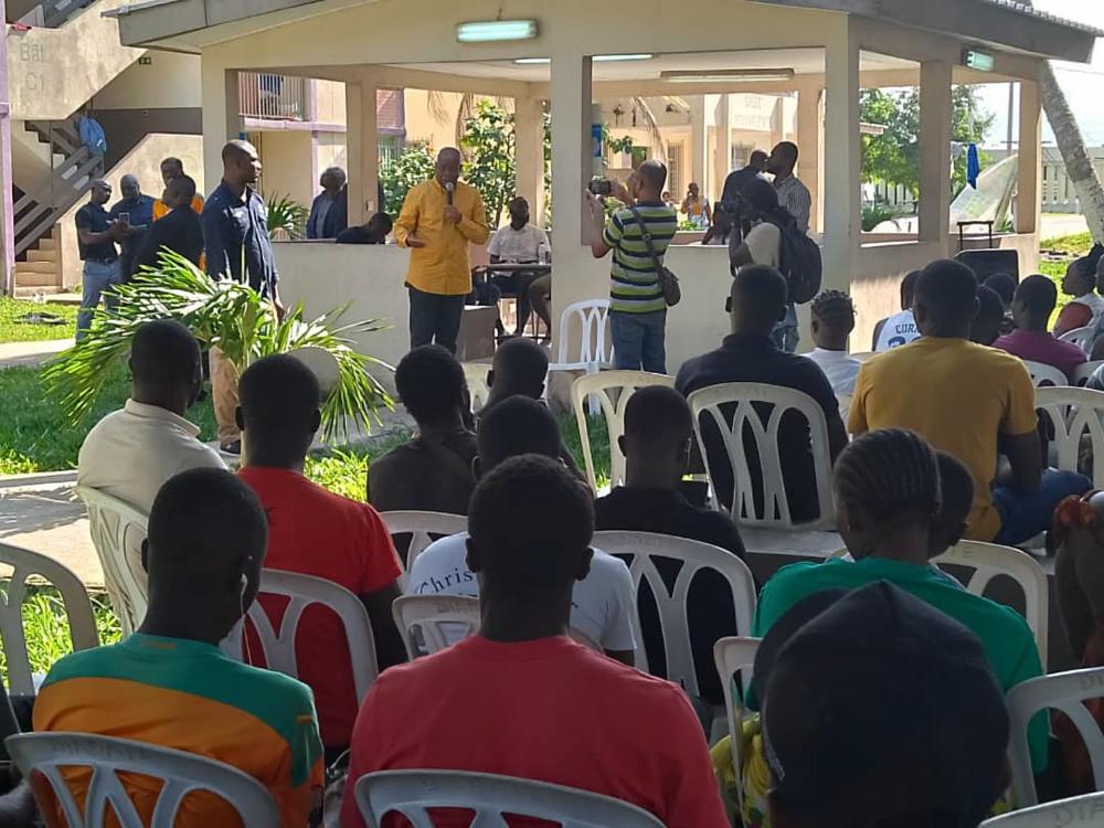 Compassion : les étudiants sinistrés de Port-Bouët 2 recoivent le soutien de Katinan Koné