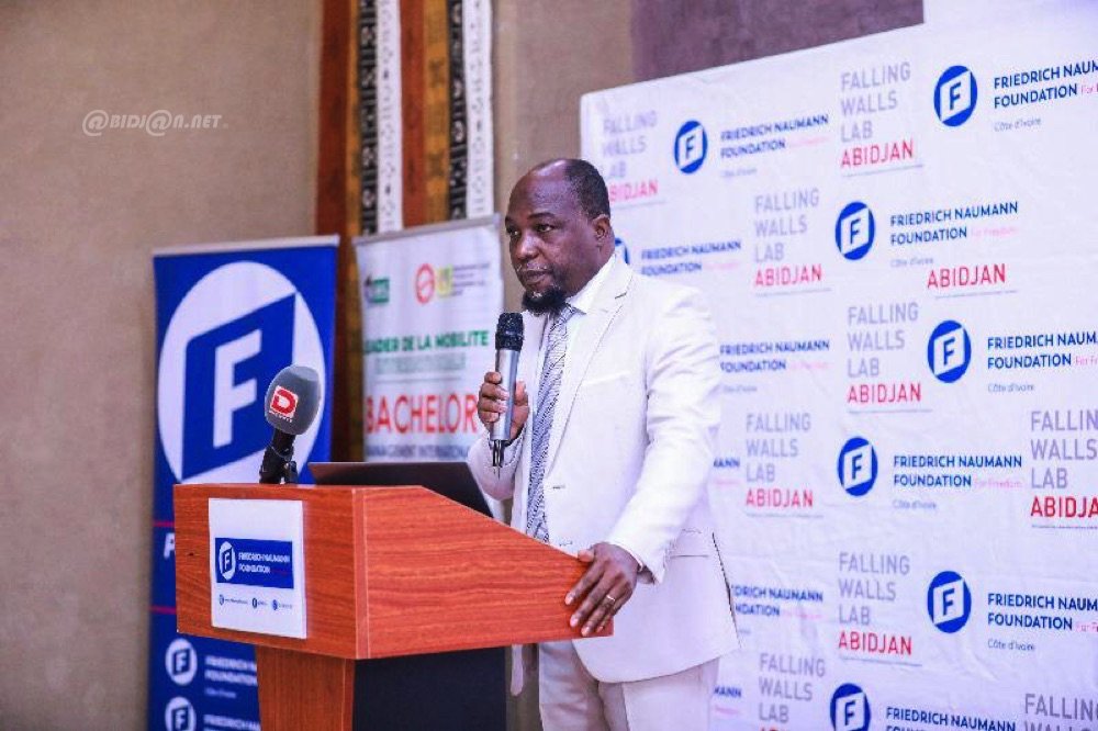 Conférence de la Fondation Friedrich Naumann/ Professeur Lazare Poamé (Titulaire de la Chaire UNESCO de Bioéthique) présente les avantages de l’Intelligence Artificielle et des biotechnologies pour l’Afrique