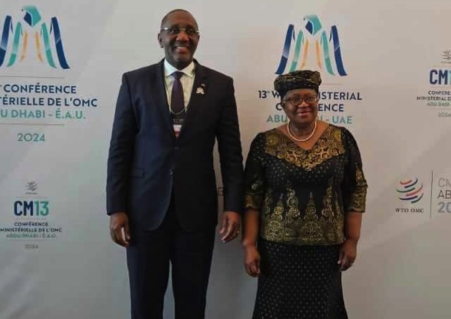 Conférence Ministérielle de l’OMC à Abu Dhabi : le Ministre Souleymane Diarrassouba échange avec Dr. Ngozi Okonjo-Iweala, Directrice Générale de l’Organisation Mondiale du Commerce