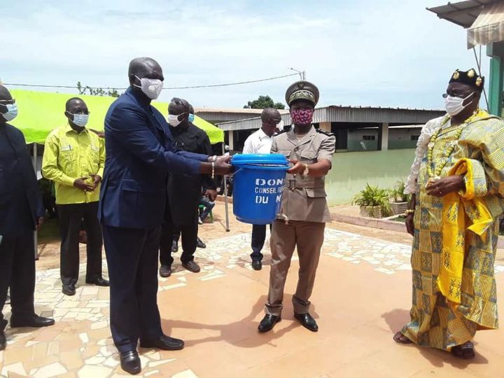Covid-19 : les populations  des départements de la région du N’Zi  reçoivent des dons