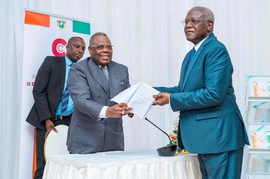 Consolidation de l’Etat de droit : le président Yua Koffi présente le recueil des arrêts de la Cour de cassation