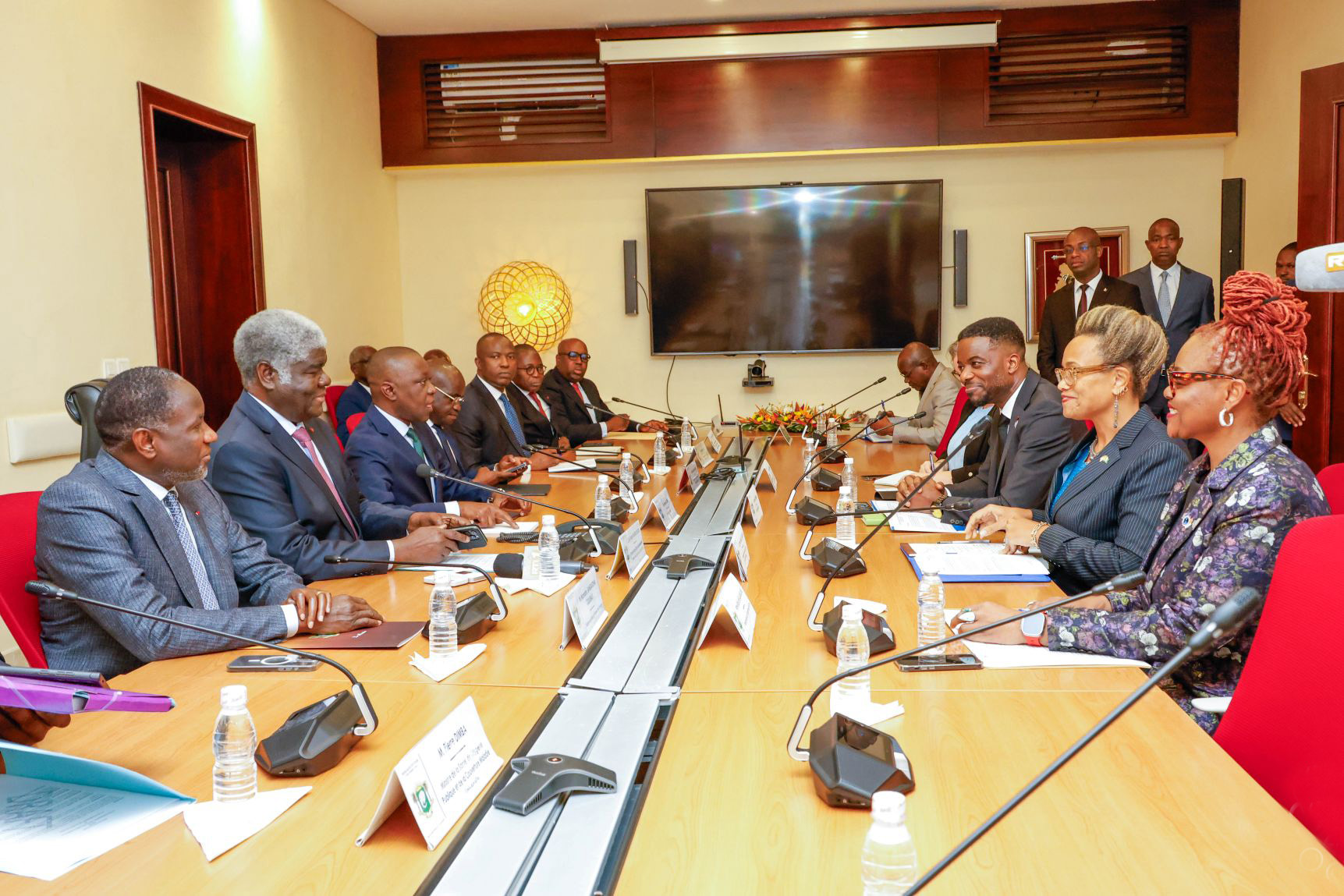 Coopération Côte d'Ivoire - USA : Robert Beugré Mambé partage les priorités du Gouvernement ivoirien avec une délégation américaine