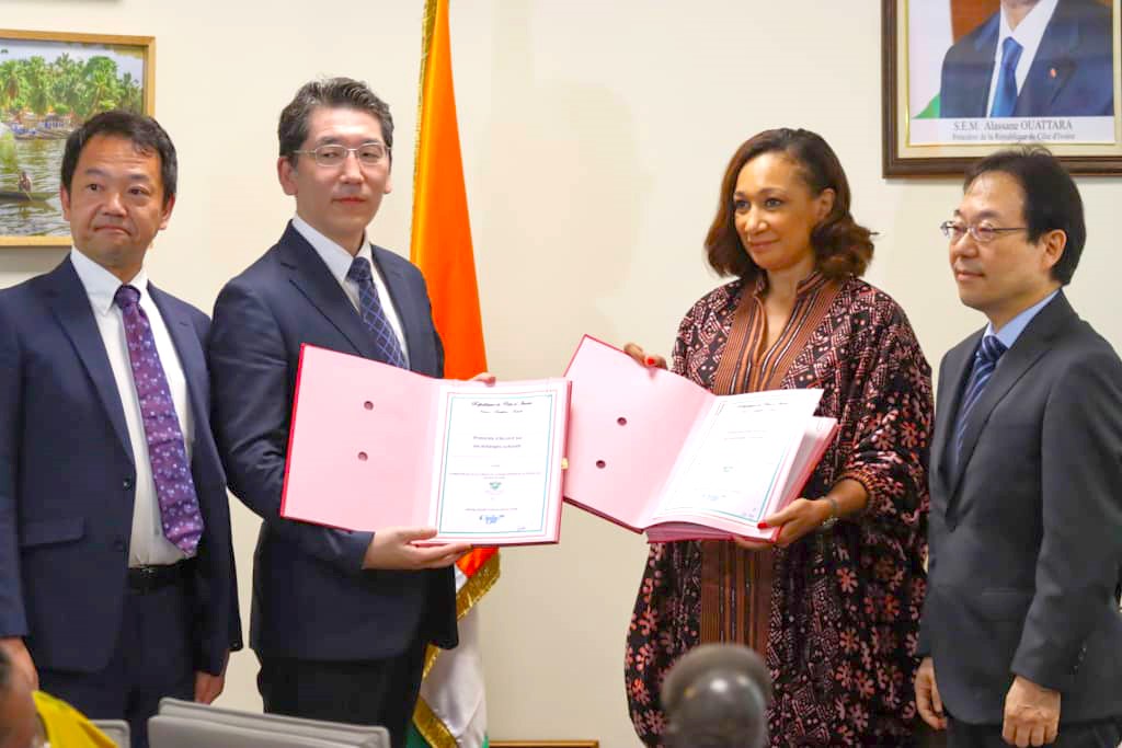 Coopération culturelle Côte d'Ivoire-Japon : la ministre Françoise Remarck et le directeur général adjoint de Min-On Concert Association, Dauo Matsushima, signent un mémorandum d'entente