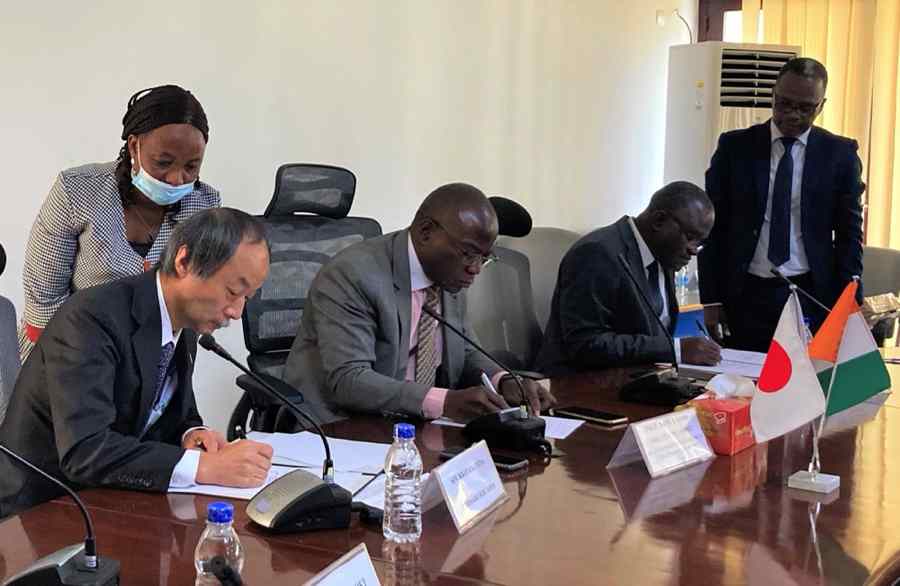 Coopération : signature à Abidjan d'un contrat de don pour créer un centre de promotion de la langue Japonaise