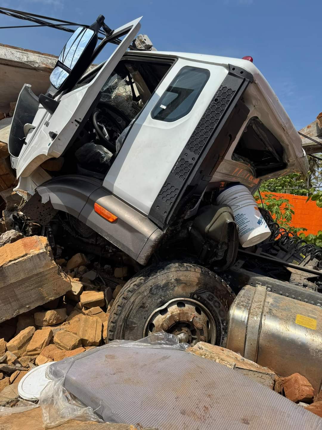 Côte d'Ivoire : 3 victimes dont une ( 01) incarcérée dans une collision entre un camion remorque et un véhicule de particulier à Port-Bouët (Pompiers)