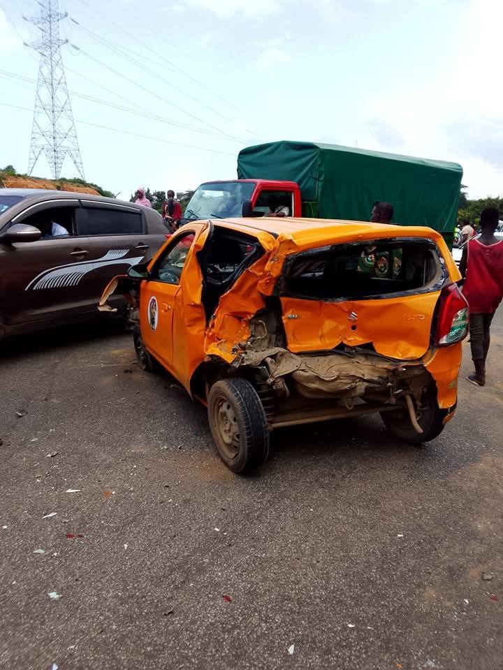 Côte d'Ivoire : Carambolage sur l’autoroute du nord dans le sens Yopougon–Adjamé suite à une collision entre deux Gbaka et un camion en feu