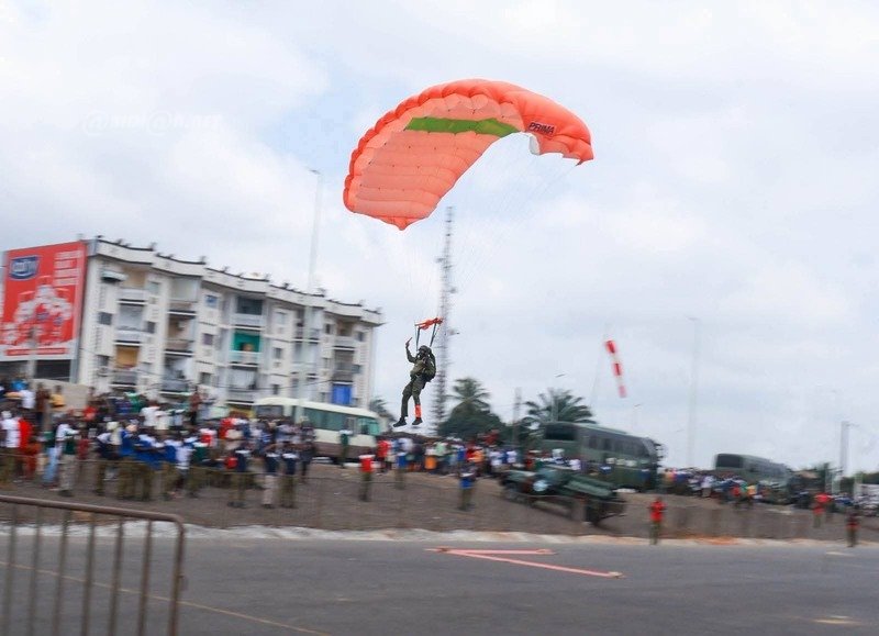 Côte d'Ivoire : Cinq parachutistes offrent une démonstration à Yopougon lors de leur fête patronale 