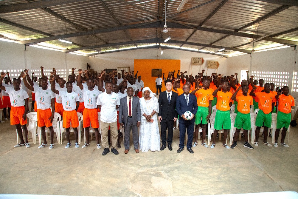 Côte d'Ivoire/ Coopération : la Chine offre un lot d'équipements sportifs au centre de service civique de Bimbresso