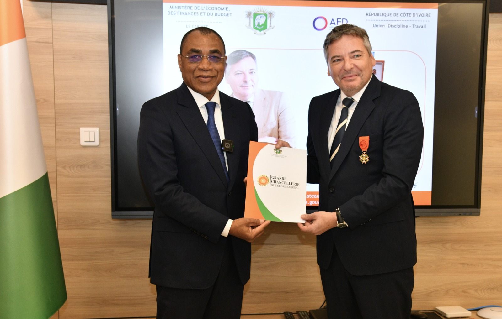 Côte d'Ivoire : le directeur sortant de l'Agence Française de Développement, Adrien Haye, élevé dans l'Ordre national ivoirien