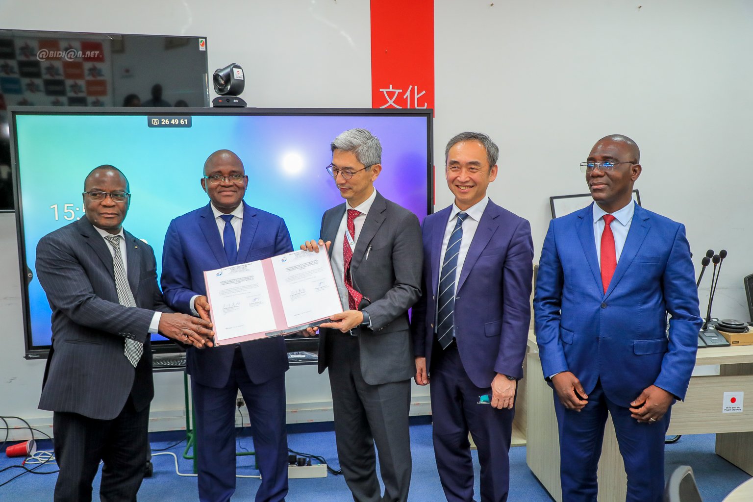 Coopération ivoiro-japonaise : le Japan Corner de l’UFHB se dote d’équipements de visioconférence de dernière génération